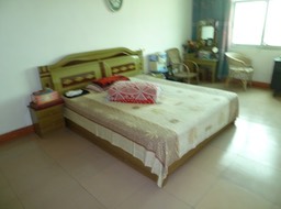 Bedroom p1020348
