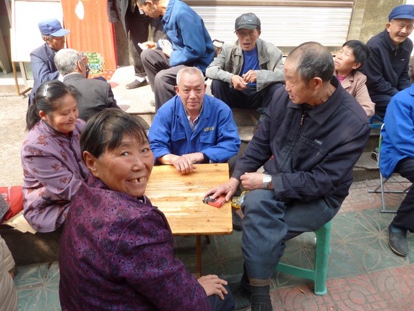 Older People Playing Cards p1020381